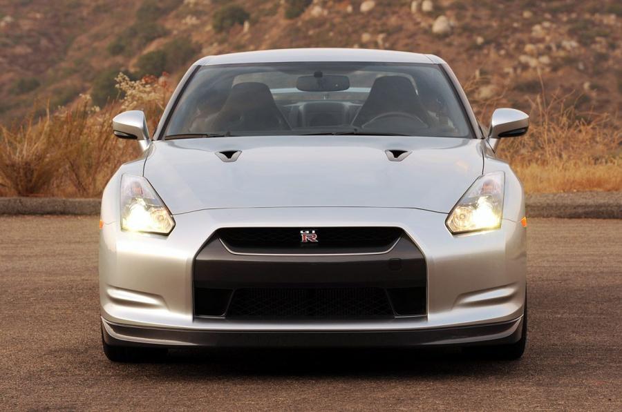  Nissan GT-R 2010 года  (фото 3 из 44)